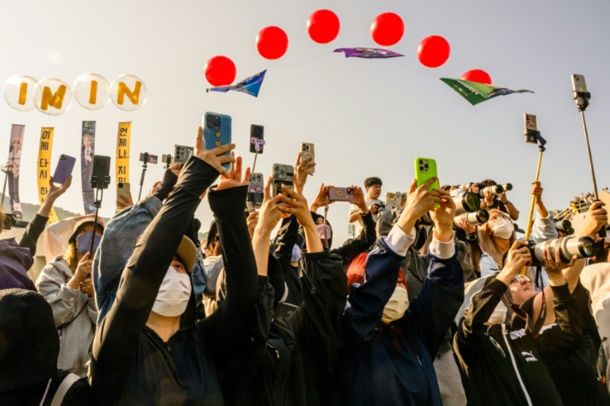 Fan frenzy is in full swing in South Korea after four members of the K-pop supergroup completed military service this week