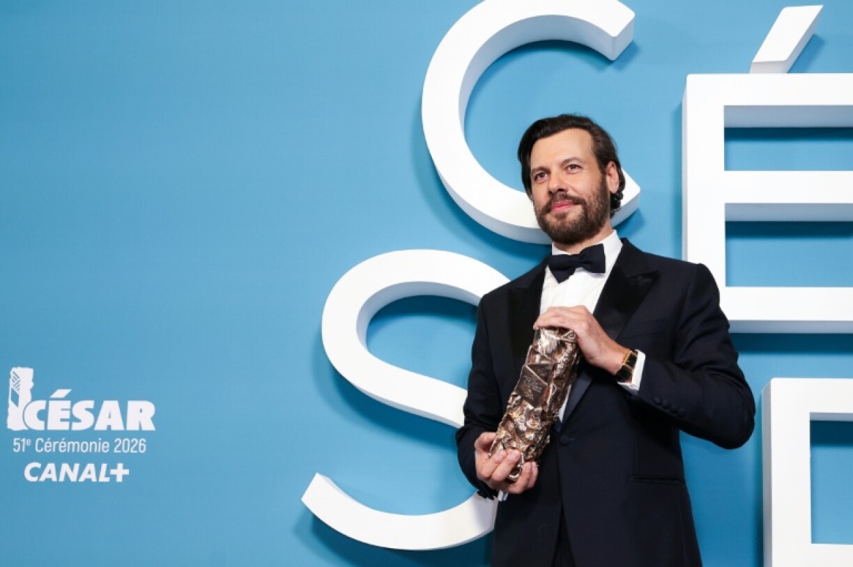 L'acteur français Laurent Lafitte pose avec son César du meilleur acteur lors de la 51ème cérémonie des César, le 26 février 2026 à Paris