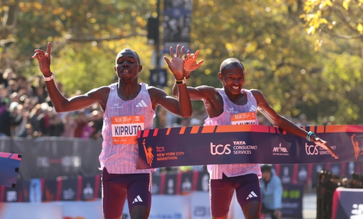 Benson Kipruto wins the New York Marathon ahead of Kenyan compatriot Alexander Mutiso
