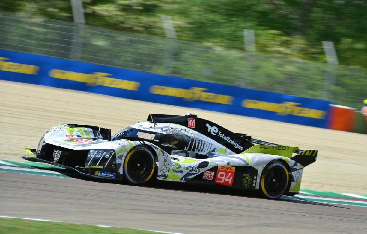 De Peugeot 9X8 hat zu Imola eng éischte Kéier och en Heckfligel