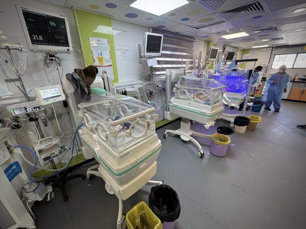Un nouveau-né reçoit des soins dans des conditions extrêmement limitées à l’intérieur d’une couveuse à l’hôpital Nasser, à Khan Younis, dans la bande de Gaza, le 18 décembre 2025. Les restrictions imposées par la politique israélienne limitent sévèrement l’accès aux médicaments, aux laits infantiles et aux équipements médicaux essentiels