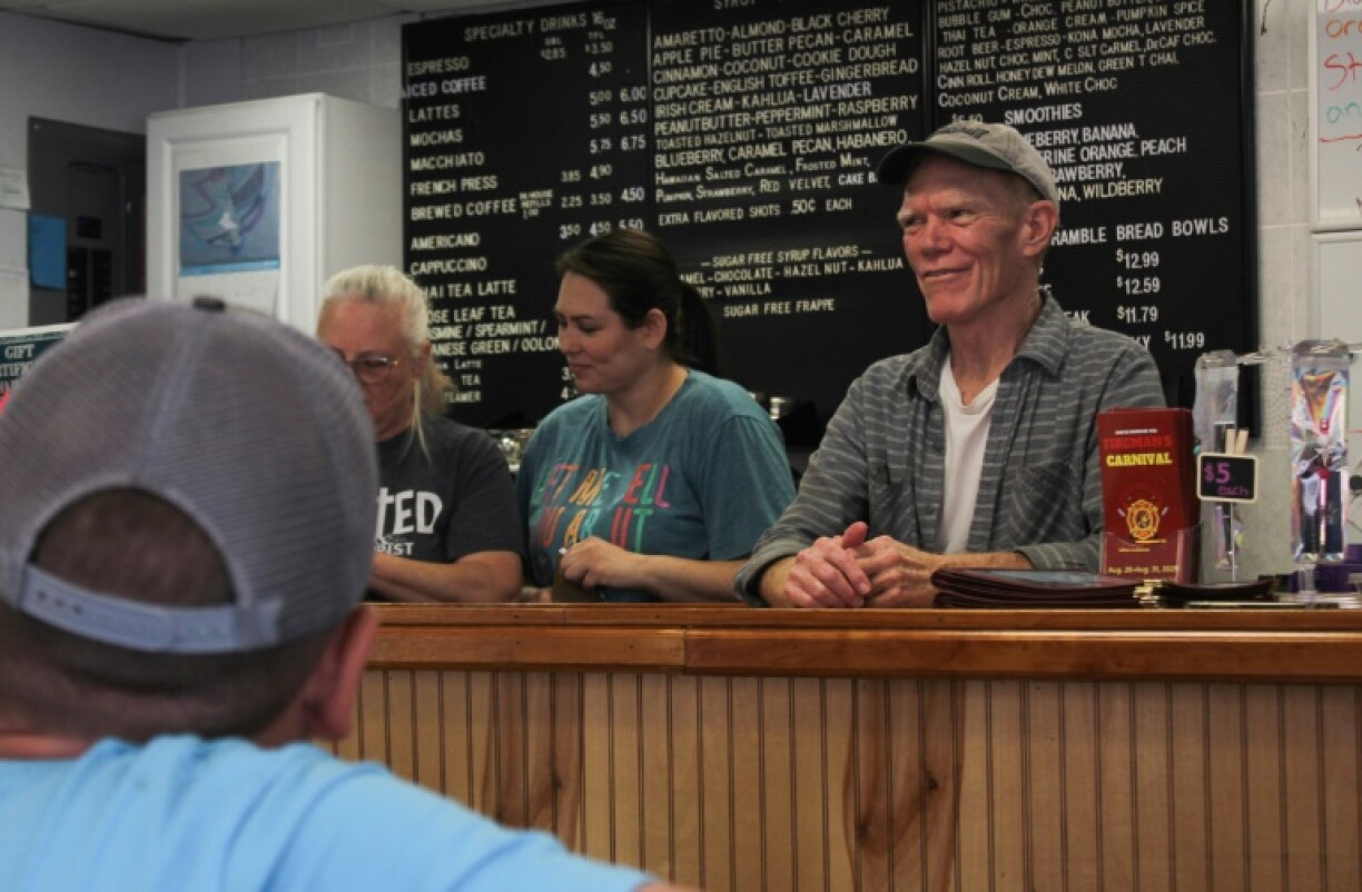 Scott Wetzel (à droite), 62 ans, dans un café de Berkeley Springs, en Virginie-Occidentale, le 31 juillet 2025