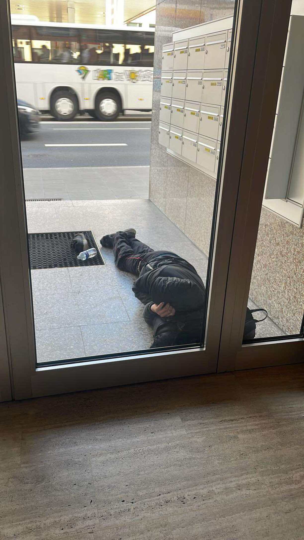 Sur un groupe Whatsapp, des riverains excédés publie des photos des problèmes auxquels ils sont confrontés dans le quartier Gare.