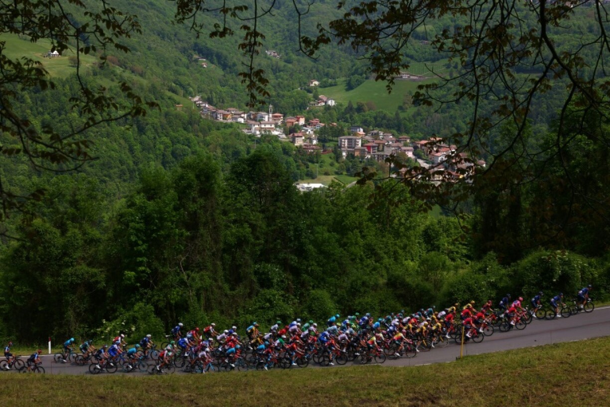 Le peloton cycliste à l'ascension du Miragolo San Salvatore, lors de la 15e étape du Giro 2023, entre Seregno et Bergame, le 21 mai 2023 en Italie