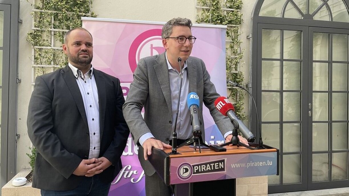 Sven Clement and Marc Goergen at a Press Conference. They accused the government of favoring oil companies over consumers.