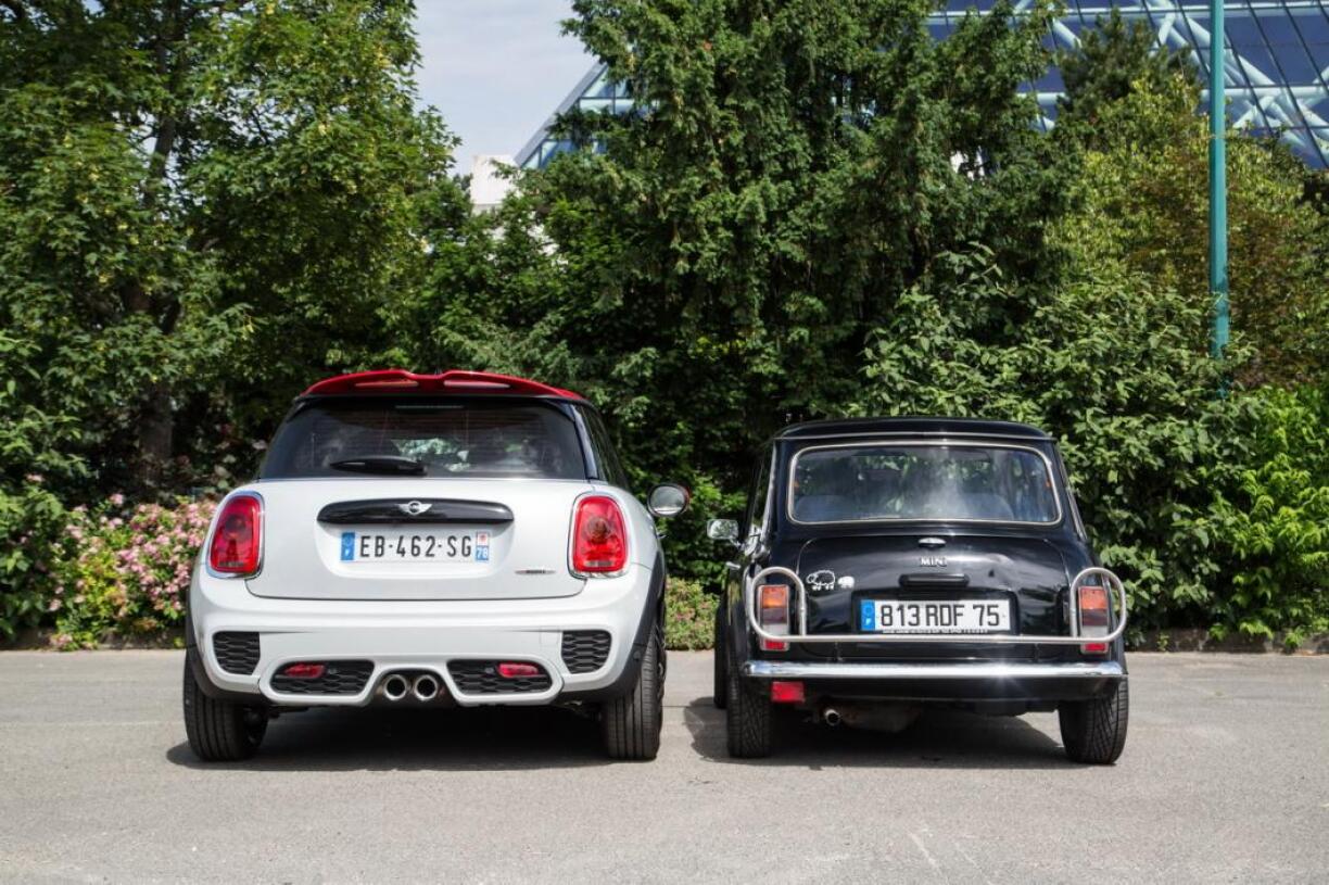 La Mini récente date de 2016 (à gauche) côte-à-côte d'une Mini de 1959.