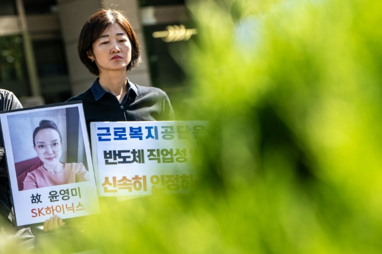 South Korean activists campaigning for workplace safety in the nation's booming semiconductor industry called on the government to recognise the cancer diagnoses of three former SK hynix employees as work-related illnesses
