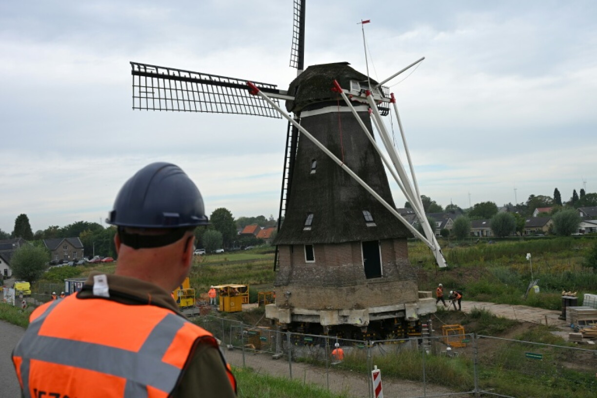 Des ouvriers participent à la surélévation du moulin de Waardenburg aux Pays-Bas, le 28 août 2026
