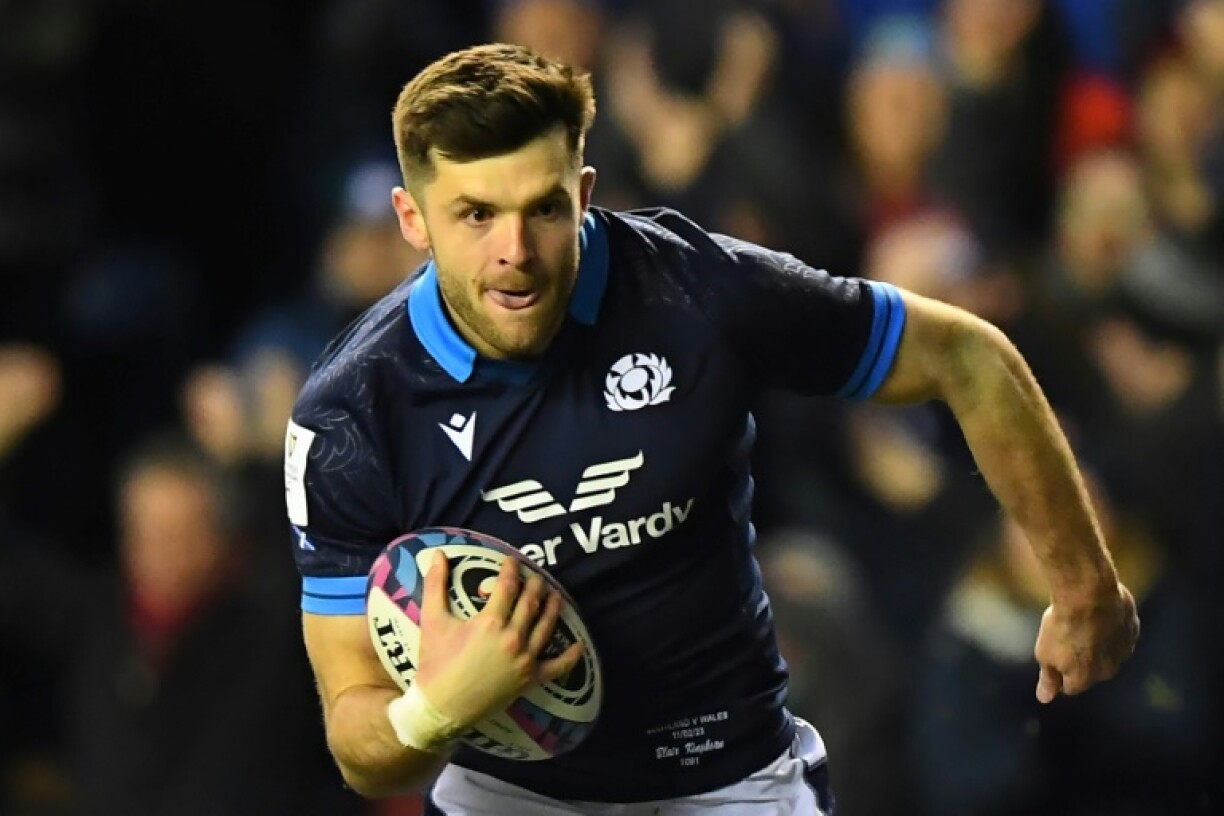 L'Ecossais Blair Kinghorn court à l'essai contre le Pays de Galles, le 11 février 2023 à Edimbourg