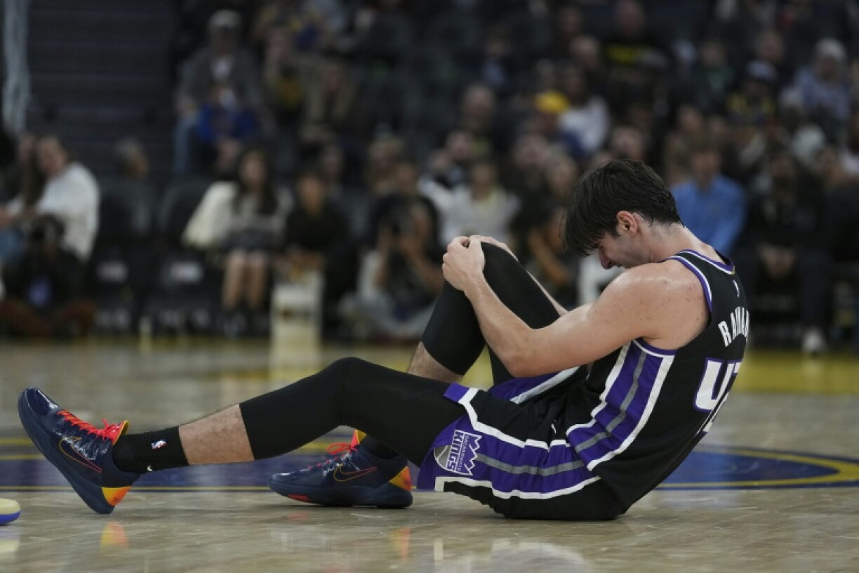 Le pivot français des Sacramento Kings Maxime Raynaud s'est blessé au genou droit face aux Golden State Warriors le 10 octobre 2026 à San Francisco