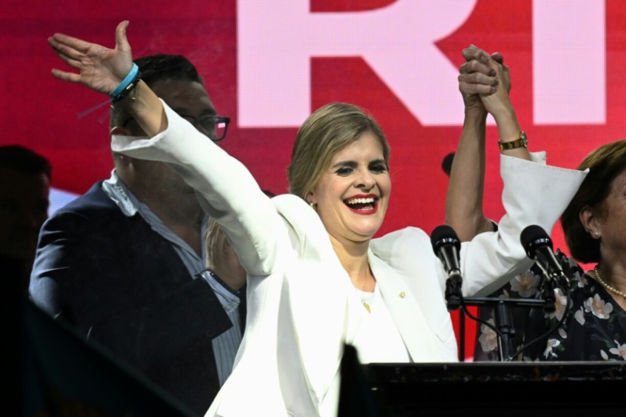 La candidate du parti conservateur au pouvoir, Laura Fernandez, salue ses partisans après l'annonce des résultats de l'élection présidentielle à San José, le 1er février 2026 au Costa Rica