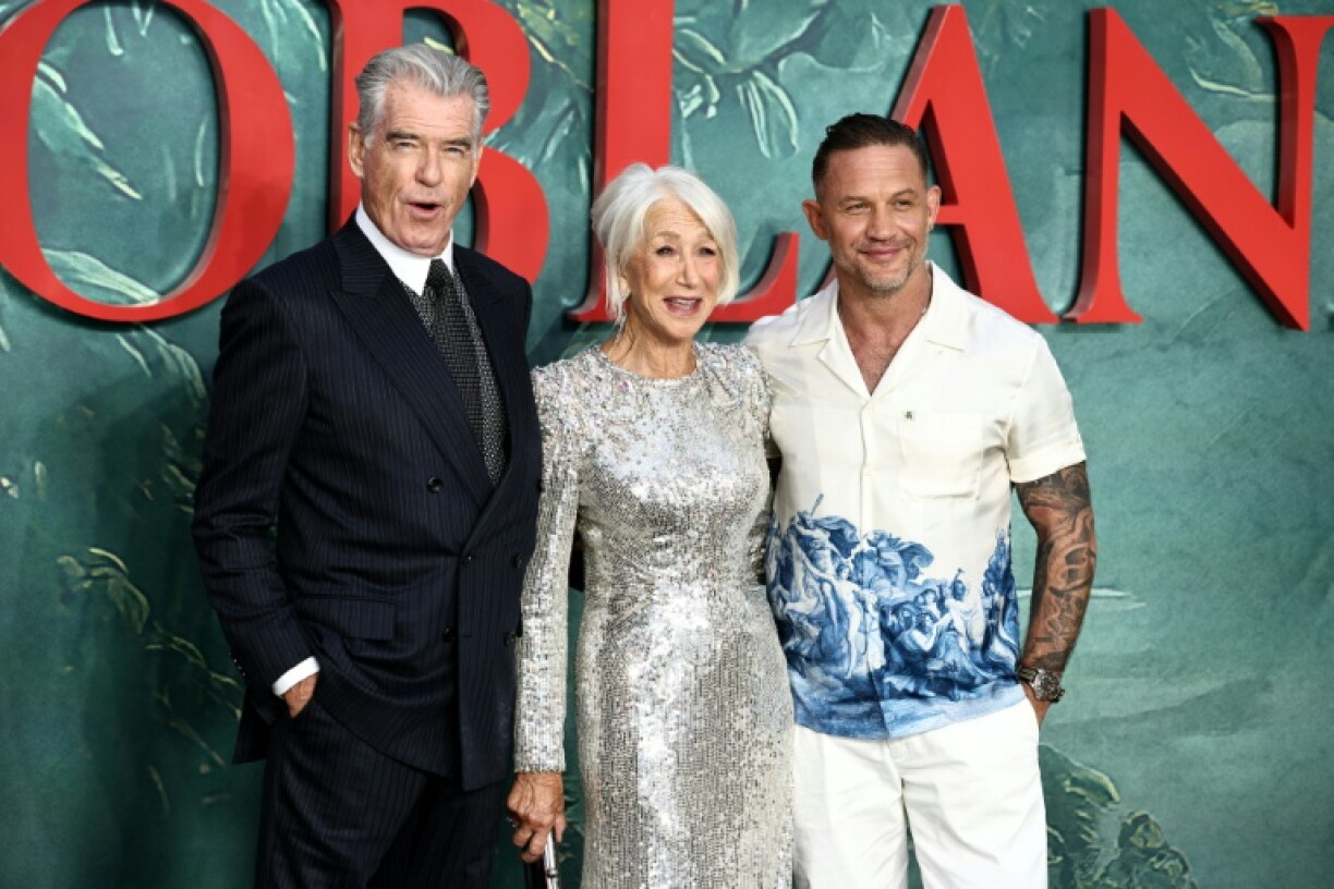 (g-d) Les acteurs Pierce Brosnan, Helen Mirren et Tom Hardy lors de l'avant-première de la série