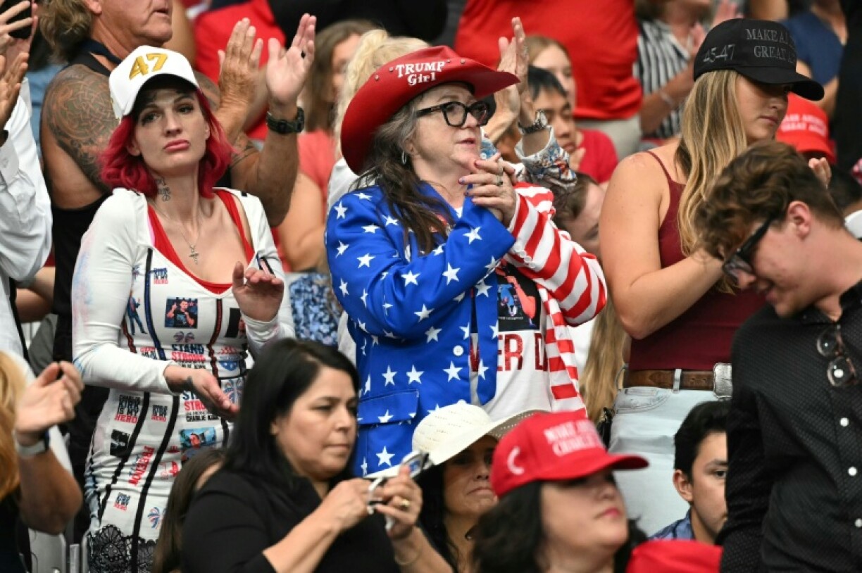 La foule de l'hommage à Charlie Kirk près de Phoenix en Arizona, le 21 septembre 2025