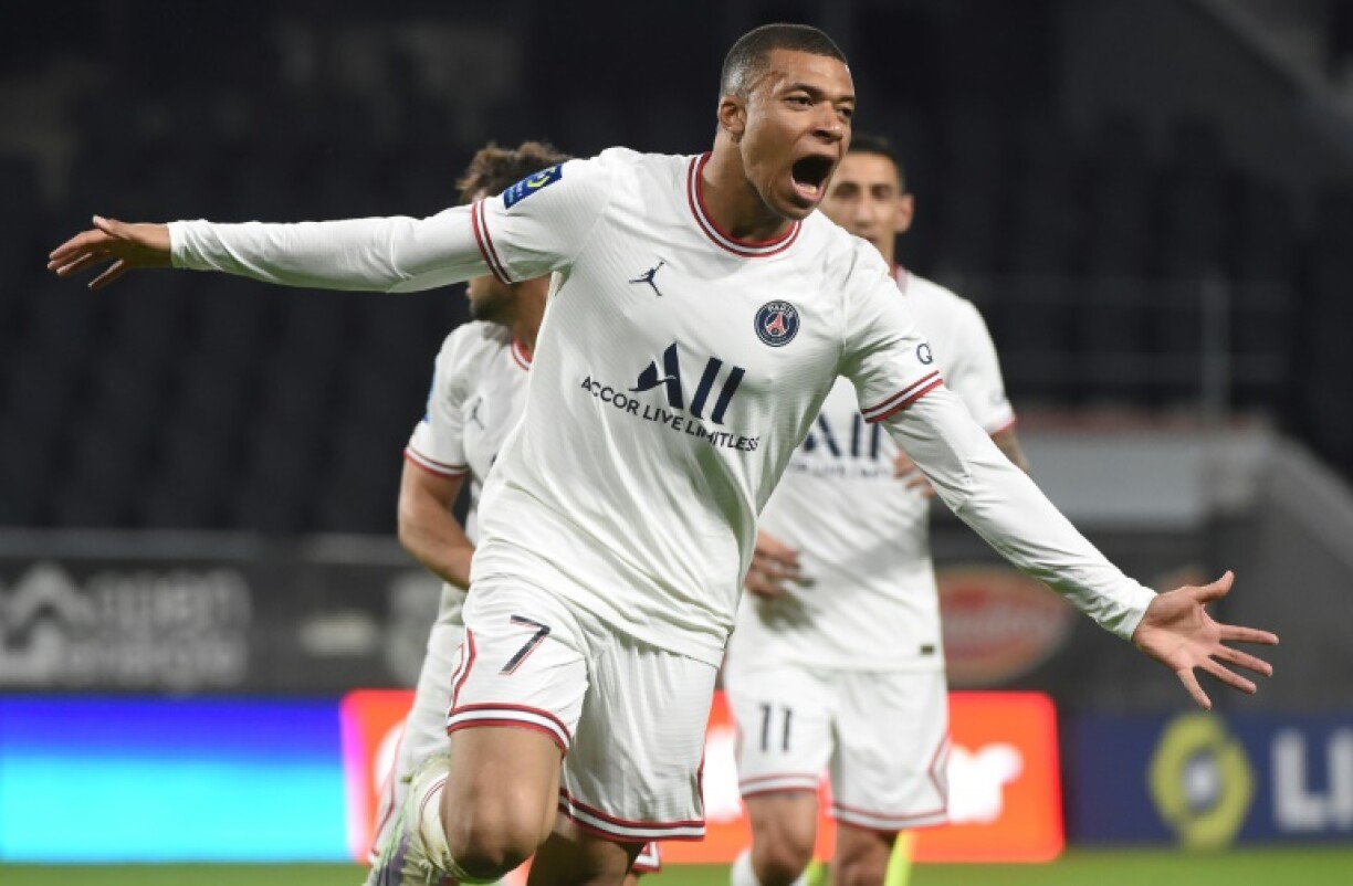 La joie de Kylian Mbappé, après avoir ouvert le score pour le PSG face à Angers, lors de la 33e journée de Ligue 1, le 20 avril 2022 au Stade Raymond-Kopa