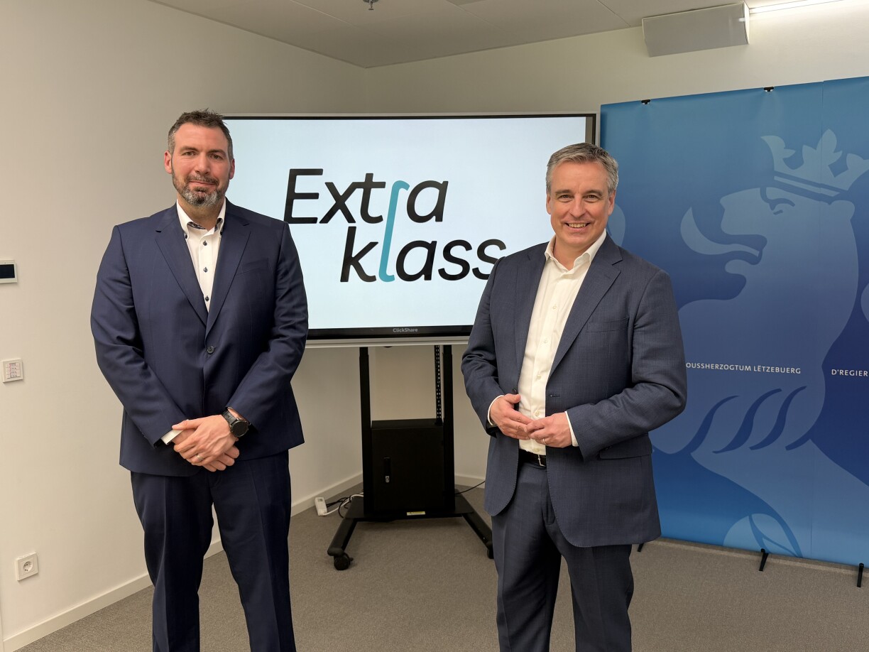 De Luc Belling an de Claude Meisch bei der Presentatioun vun "Extraklass".