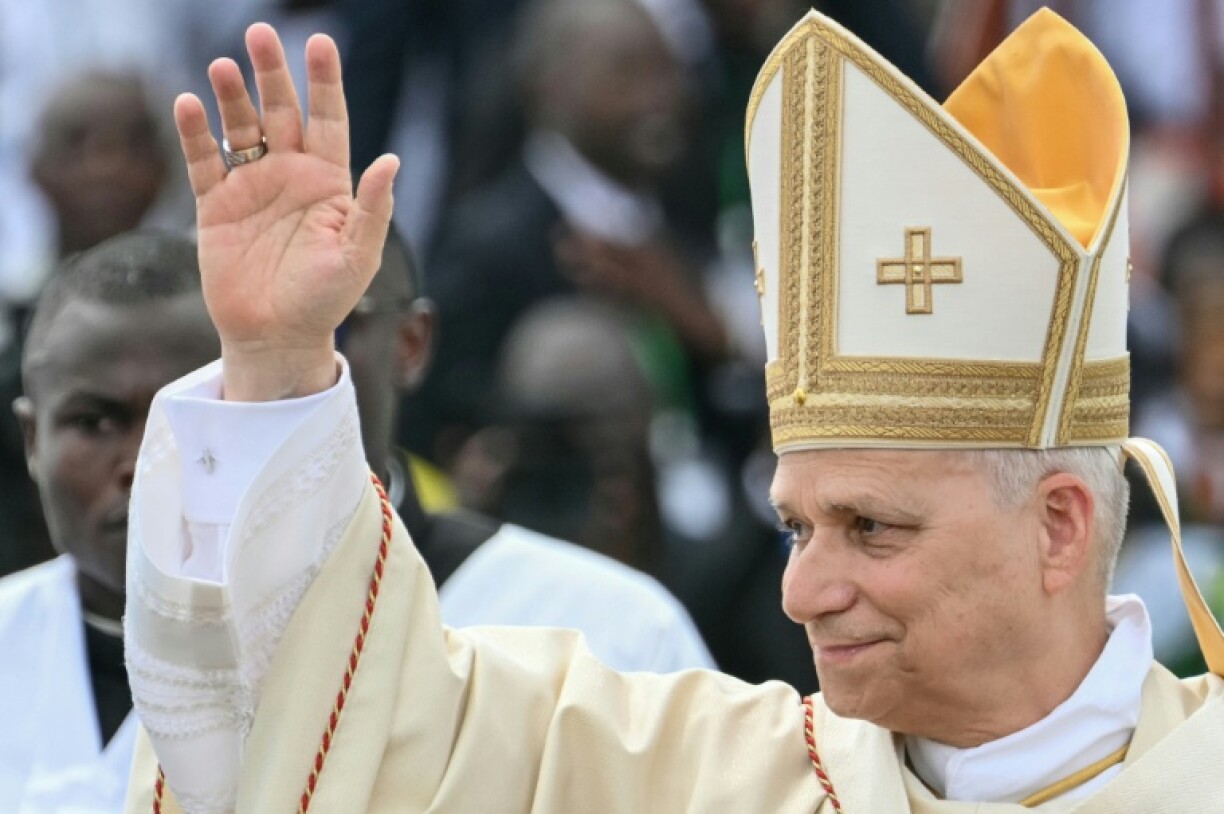 Le pape Léon XIV salue la foule à son arrivée pour célébrer une messe devant le stade Japoma à Douala, le 17 avril 2026 au Cameroun