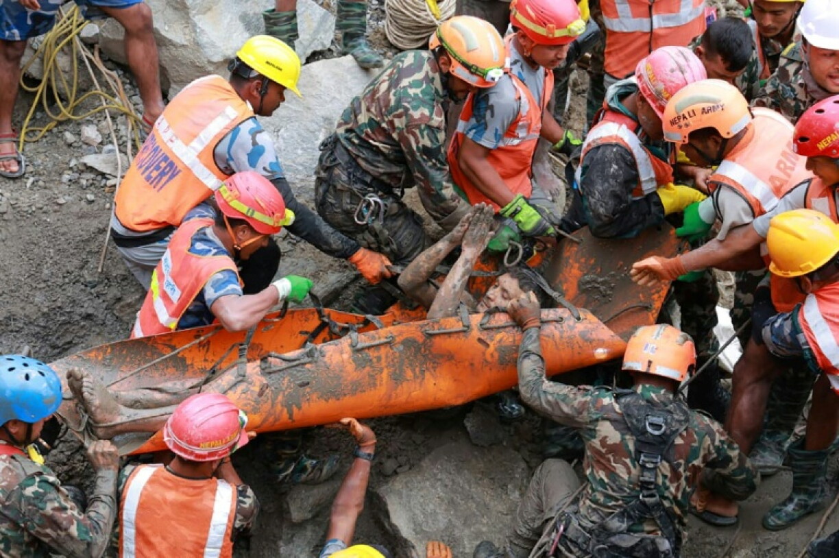 Photo de l'armée népalaise le 4 septembre montrant un des deux ouvriers miraculés de la crue