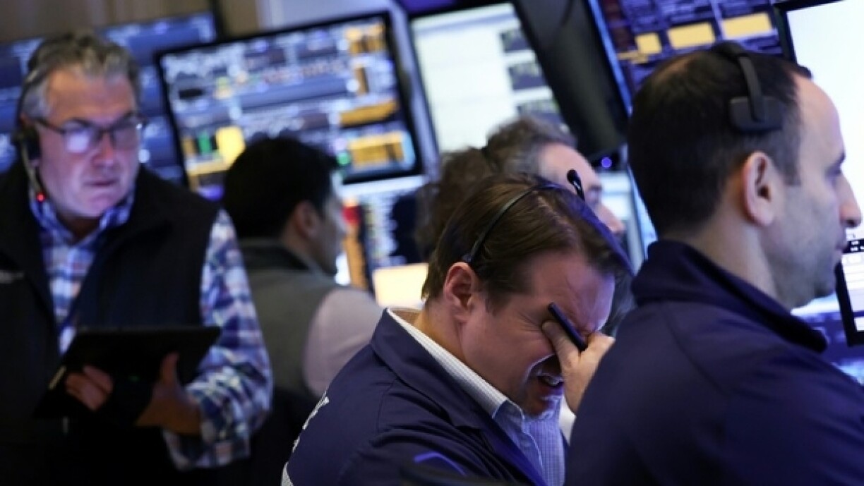 Des traders de Wall Street réagissent à la chute de la Bourse, le 3 avril 2025 à New York