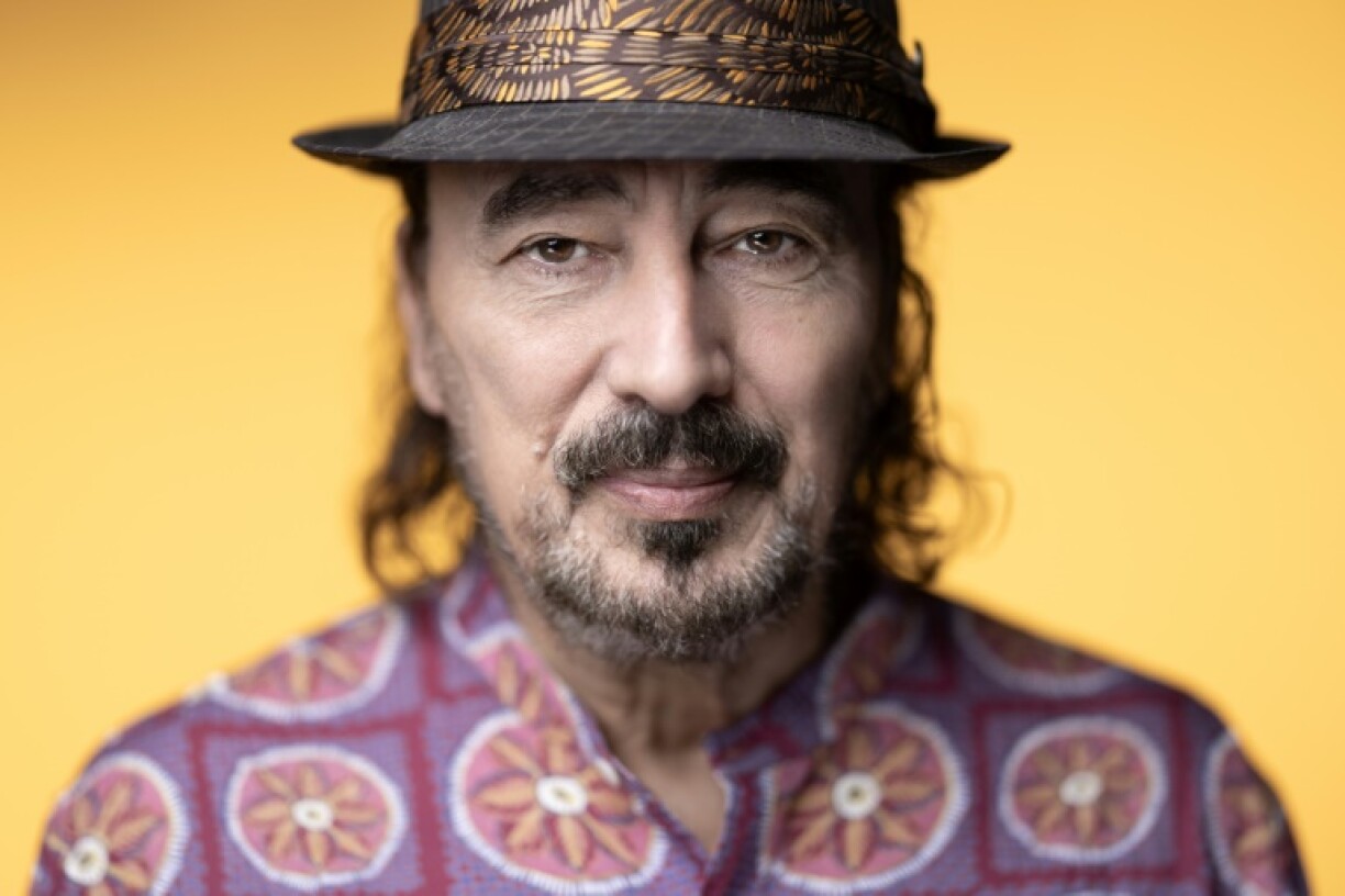 Didier Roustan pose lors d'une séance photo au siège de l'AFP, le 11 décembre 2023 à Paris
