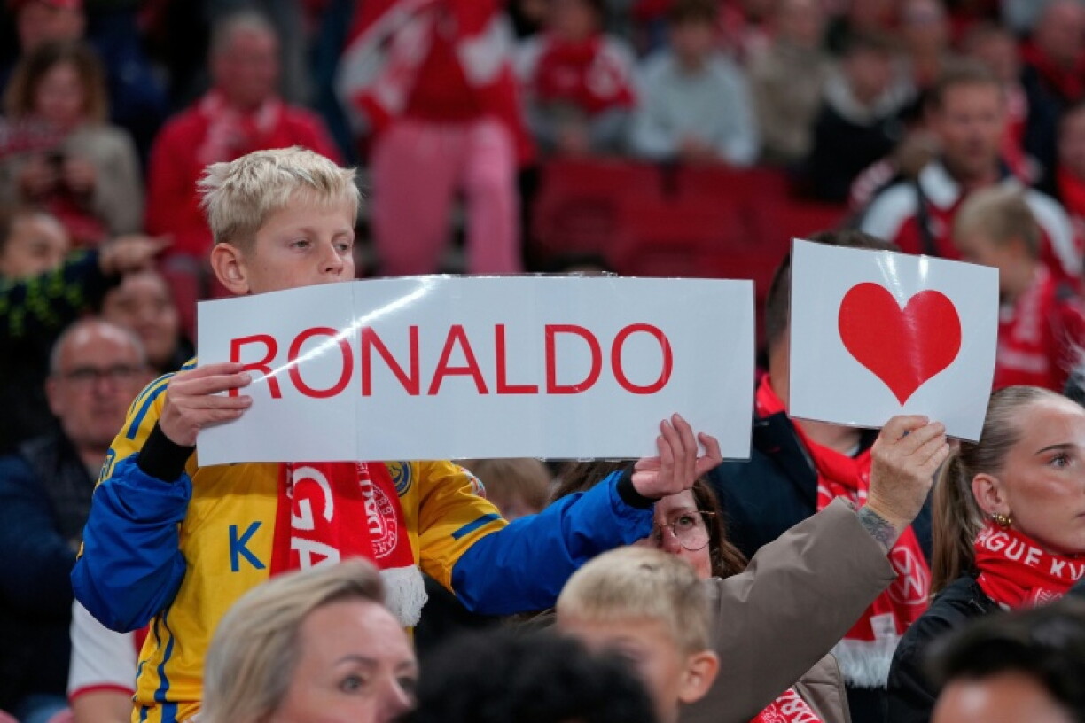 Des fans brandissent le nom de Cristiano Ronaldo, qui a claqué la porte de la sélection portugaise, le 1er octobre 2026 à Copenhague lors de la victoire portugaise 4-2 contre le Danemark en Ligue des nations
