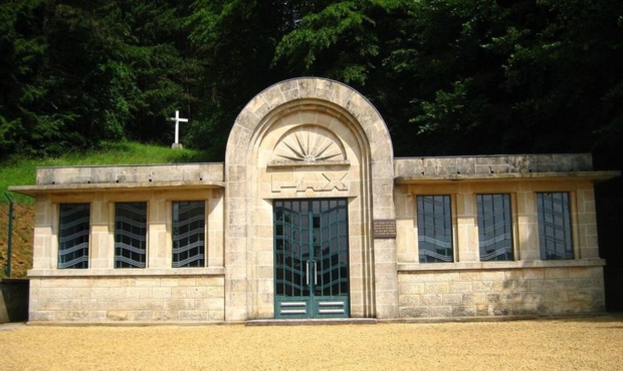 Après la guerre, les habitants de Thil ont décidé d'édifier cette crypte renfermant le four crématoire.