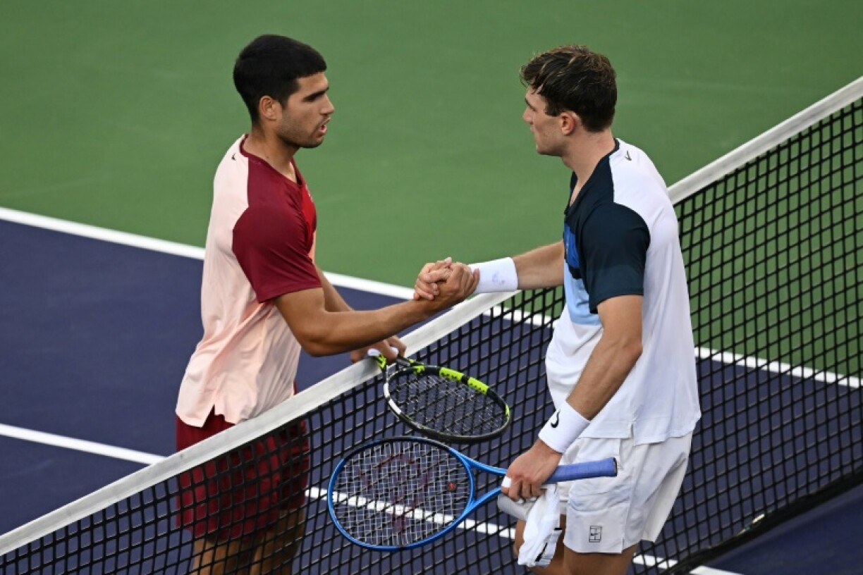 Britain's Jack Draper (R) shakes hands with Carlos Alcaraz after beating the Spaniard in the semi-finals at Indian Wells