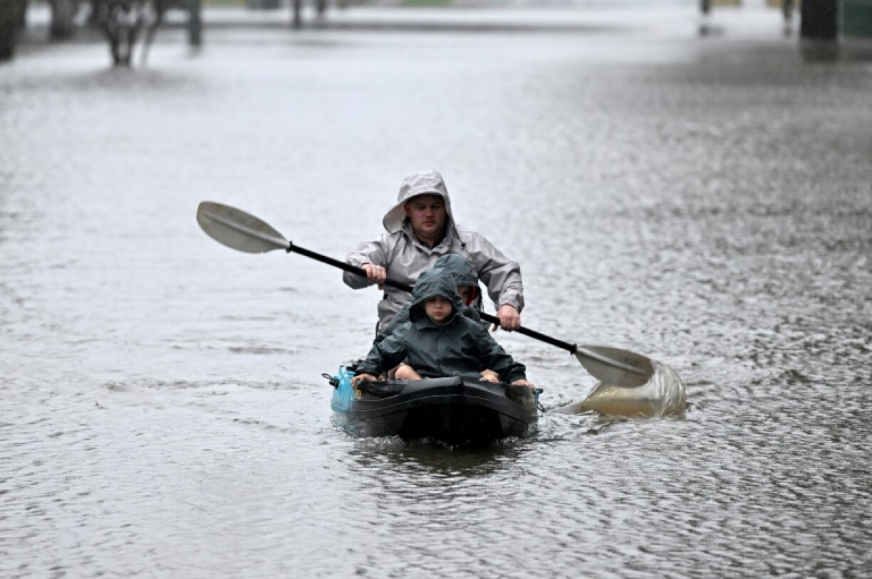 Des habitants se déplacent en kayak après des pluies torrentielles à Windsor, près de Sydney, en Australie, le 4 juillet 2022