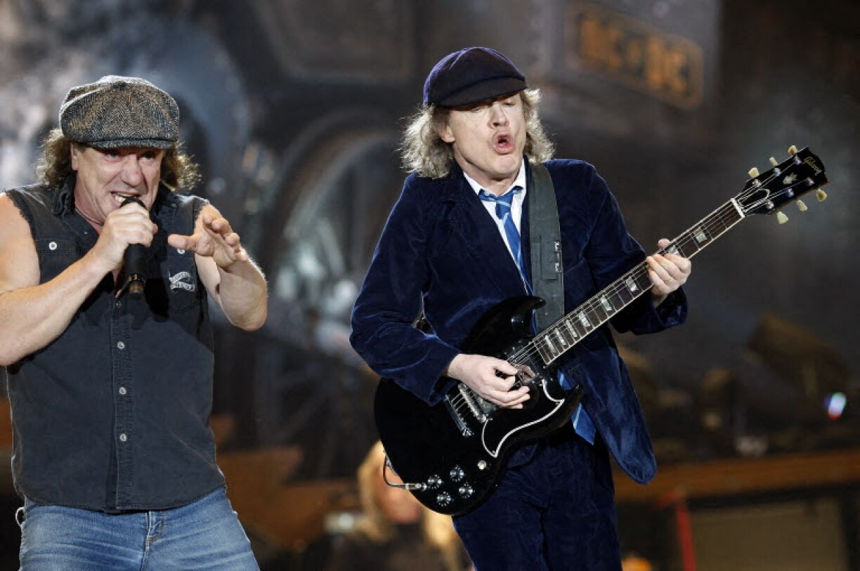 Brian Johnson et Angus Young sur scène pour un concert d'ACDC.