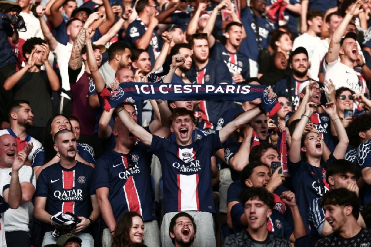 Un supporter du Paris Saint-Germain (PSG) brandit une écharpe en soutien pour le club au Parc des Princes à Paris avant la finale de la Ligue des Champions entre le PSG et l'Inter de Milan jouée à Munich (Allemagne) le 31 mai 2025.