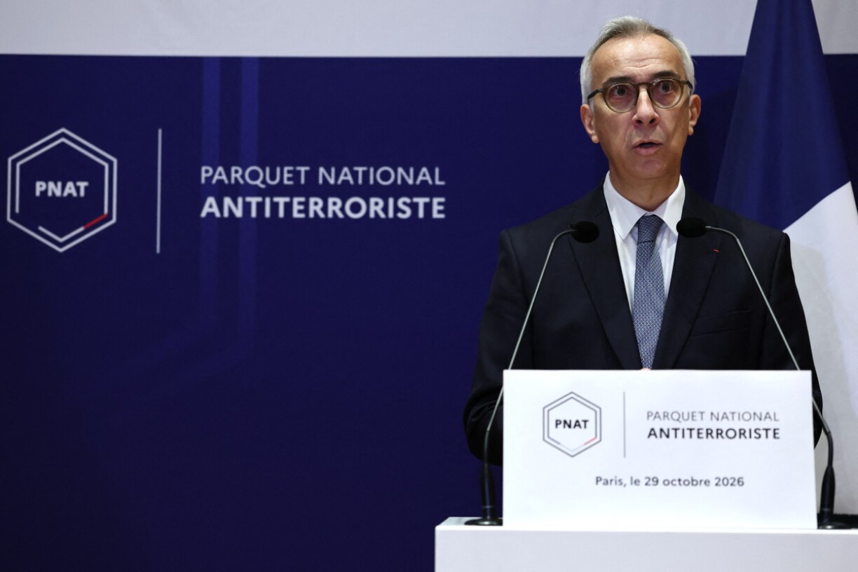 De franséischen Anti-Terrorismus-Procureur Olivier Christen informéiet d'Medien op enger Pressekonferenz.