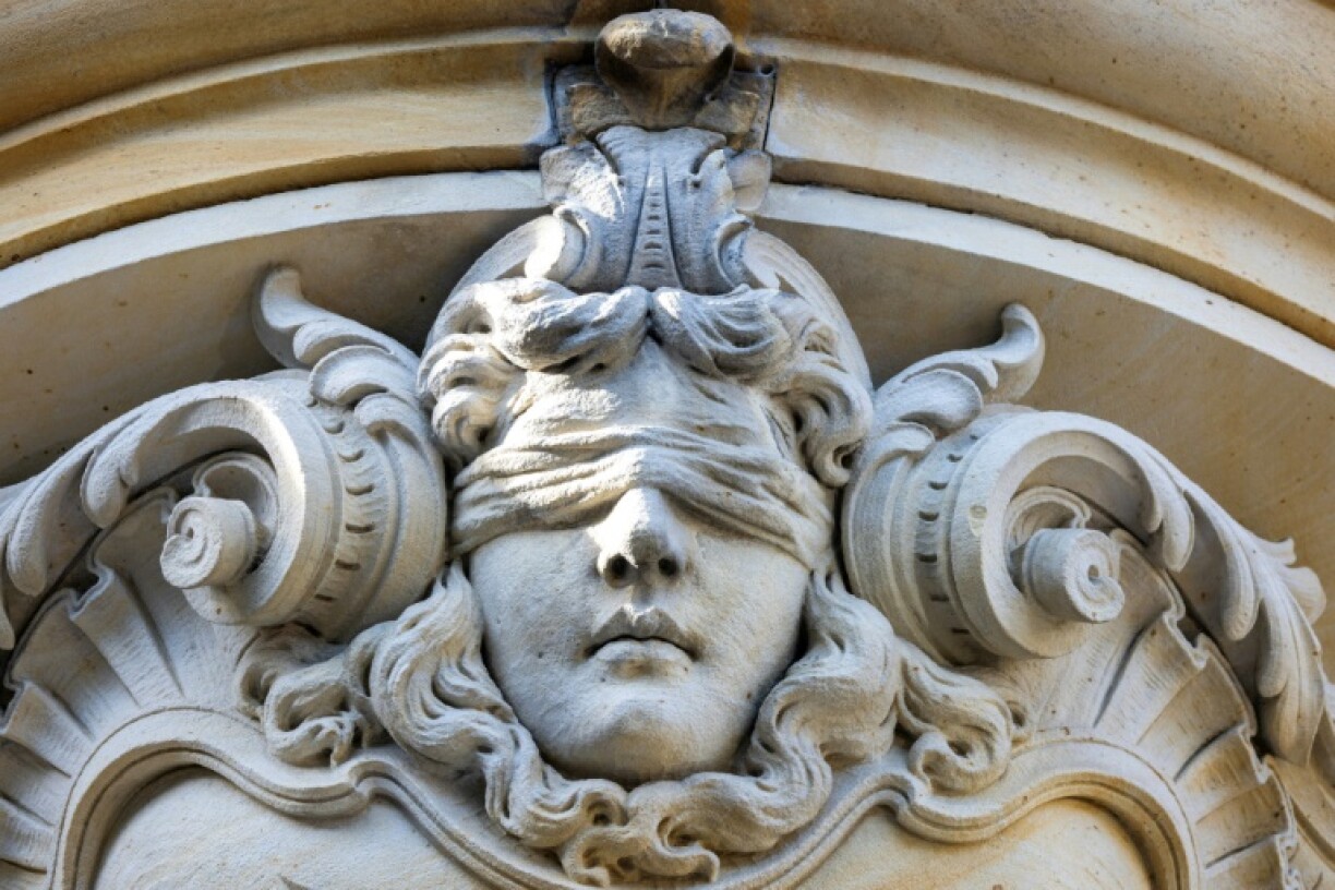 Weil er seine Ehefrau ermordete und ihre Leiche in einer Garage einbetonierte hat das Landgericht im rheinland-pfälzischen Koblenz einen 31-Jährigen zu lebenslanger Haft verurteilt.