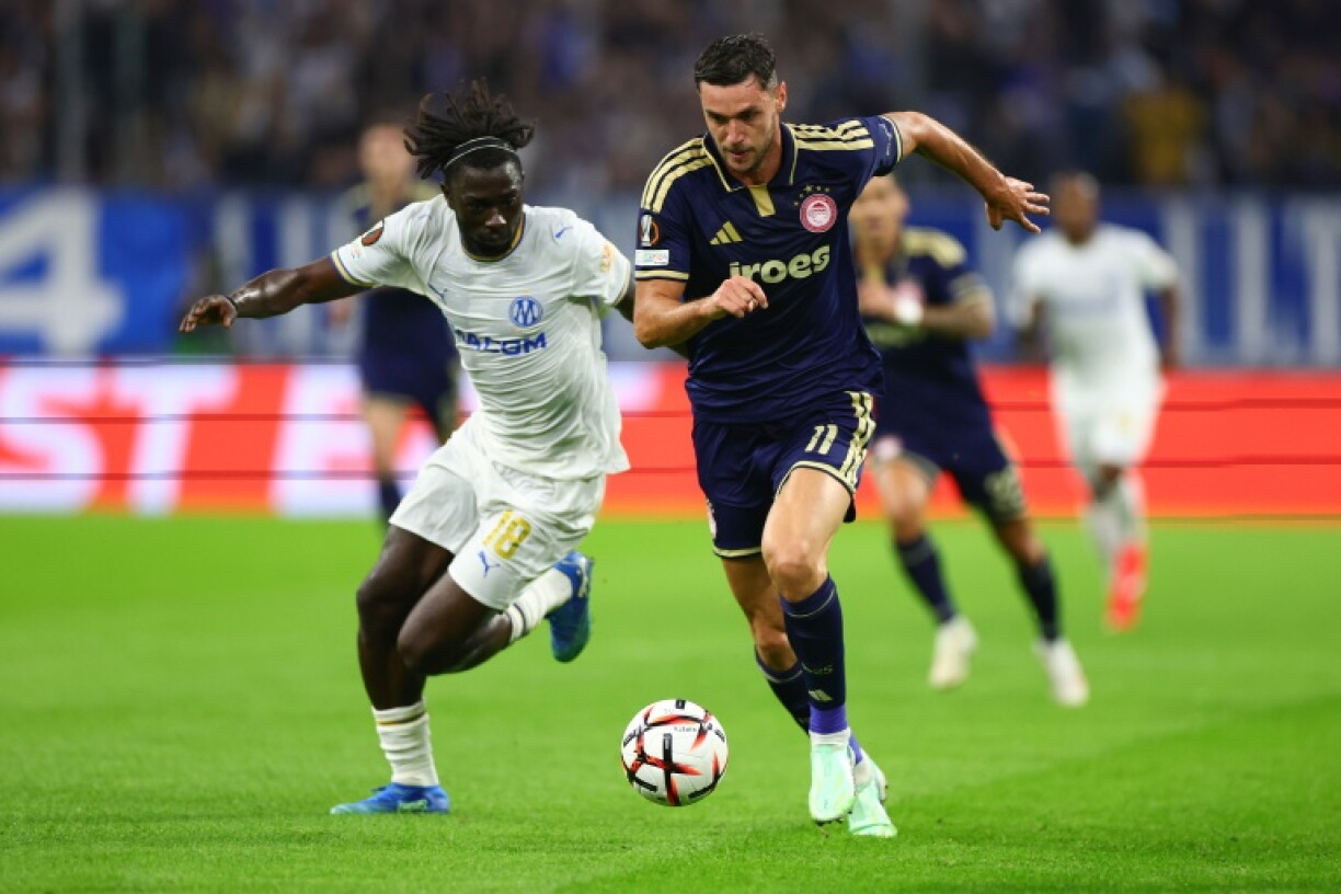 Le Marseillais Bamo Meïté (à gauche) et l'attaquant de l'Olympiakos Roman Yaremchuk (à droite) luttent pour le ballon le 15 octobre 2026 à Marseille en France