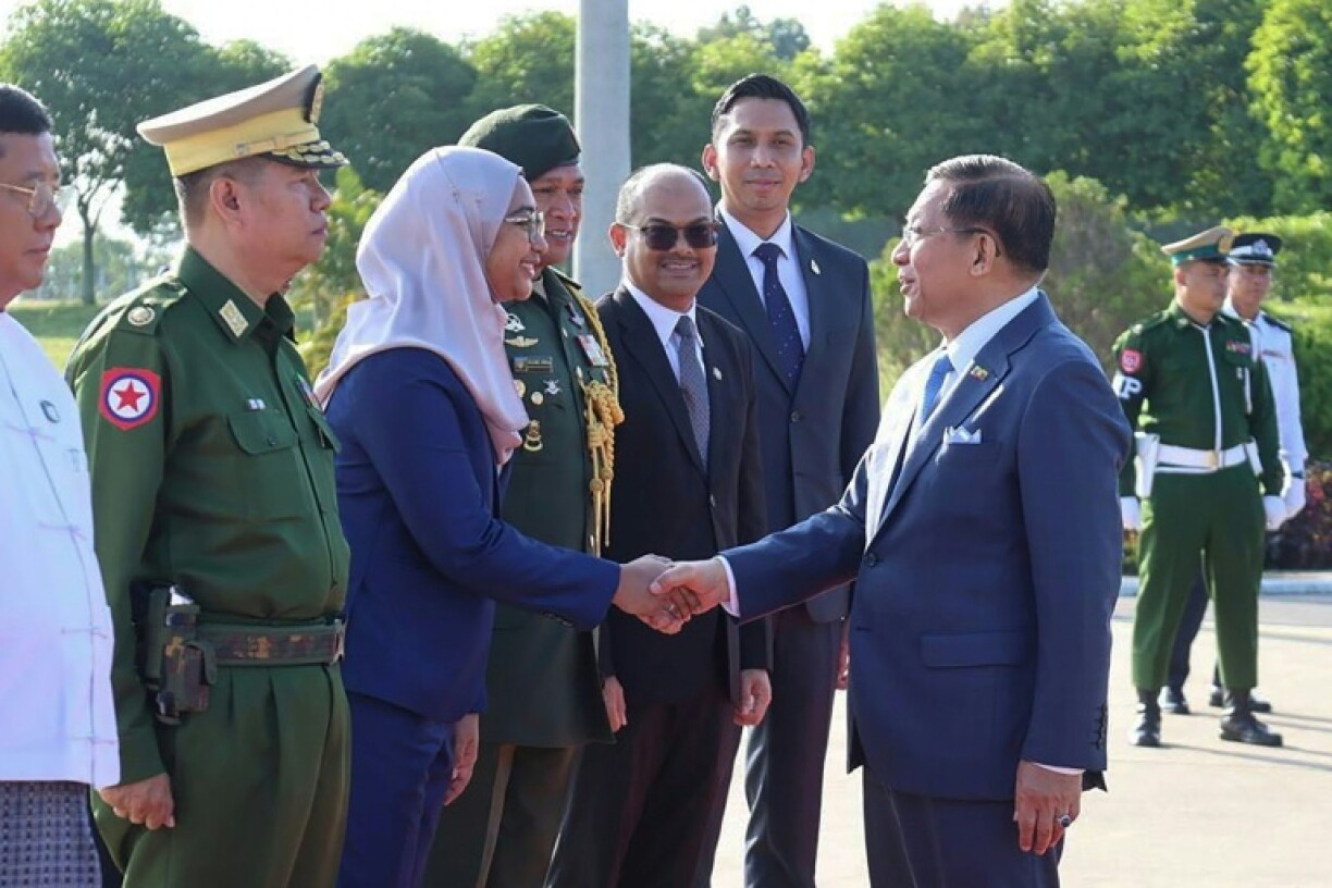 Myanmar's leader has started a visit to Malaysia for migrant return talks