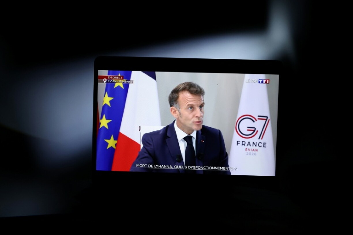 Un écran d'ordinateur montre une interview du président Emmanuel Macron sur TF1, le 15 juin 2026 à Paris