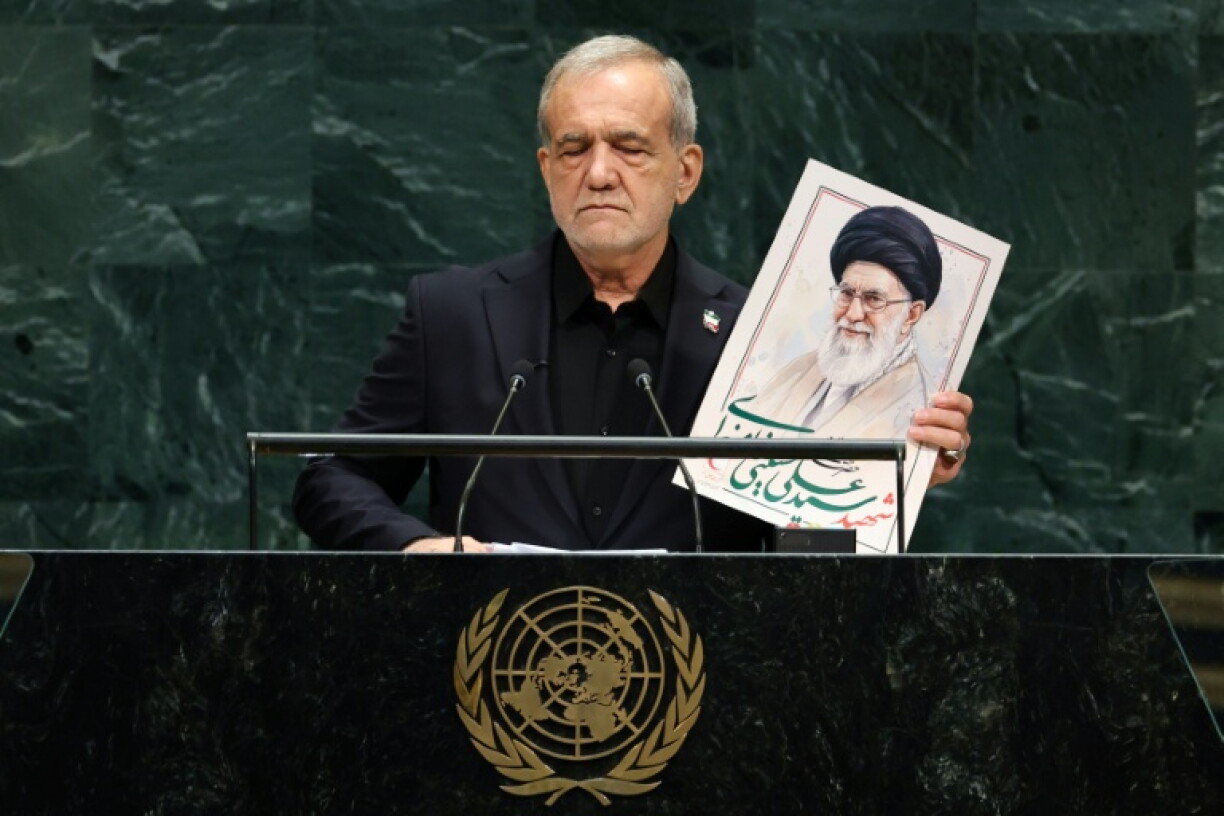 Le président iranien Massoud Pezeshkian exhibe un portrait de l'ancien guide suprême Ali Khamenei à la tribune de l'Assemblée générale de l'ONU à New York, le 23 septembre 2026