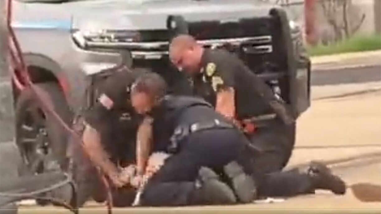 États-Unis: 3 policiers suspendus après la diffusion d'une vidéo les montrant frapper un homme au sol (vidéo)