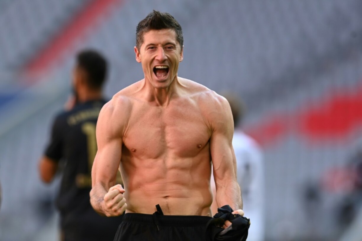 L'attaquant polonais du Bayern, Robert Lewandowski, exulte après son 41e but marqué en une seule saison de Bundesliga lors du match contre Augsbourg, à Munich, le 22 mai 2021