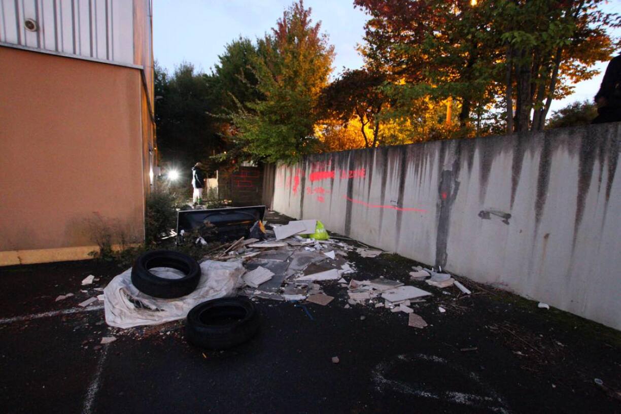 C'est là, à l'arrière d'un ancien supermarché de Mont-Saint-Martin, qu'a été découvert lundi par un adolescent de 16 ans, le corps sans membres, ni tête d'une jeune femme.