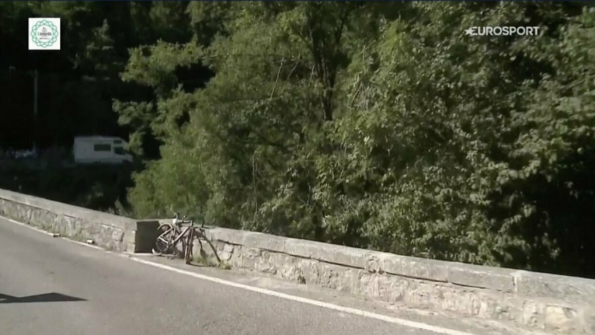 Dem Remco Evenepoel säi Vëlo no der Chute.