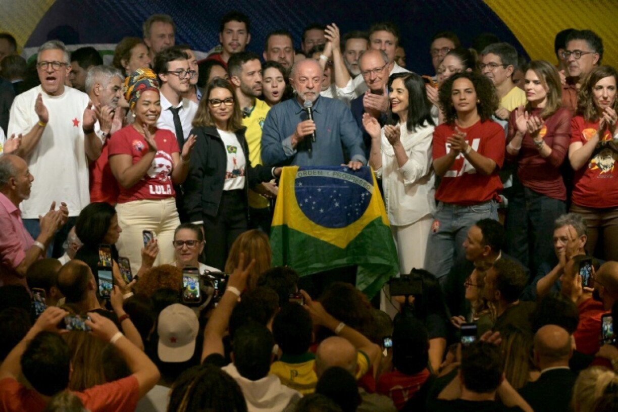 Wahlkrimi in Brasilien: Bei der Stichwahl um das Präsidentenamt in Brasilien hat sich der Linkspolitiker Lula knapp gegen seinen Herausforderer Bolsonaro durchgesetzt. Die Brasilianer hätten dafür gestimmt, "die Demokratie zu sichern", sagte Lula.