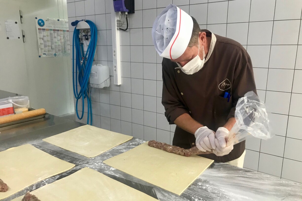 La farce est déposée sur la pâte brisée