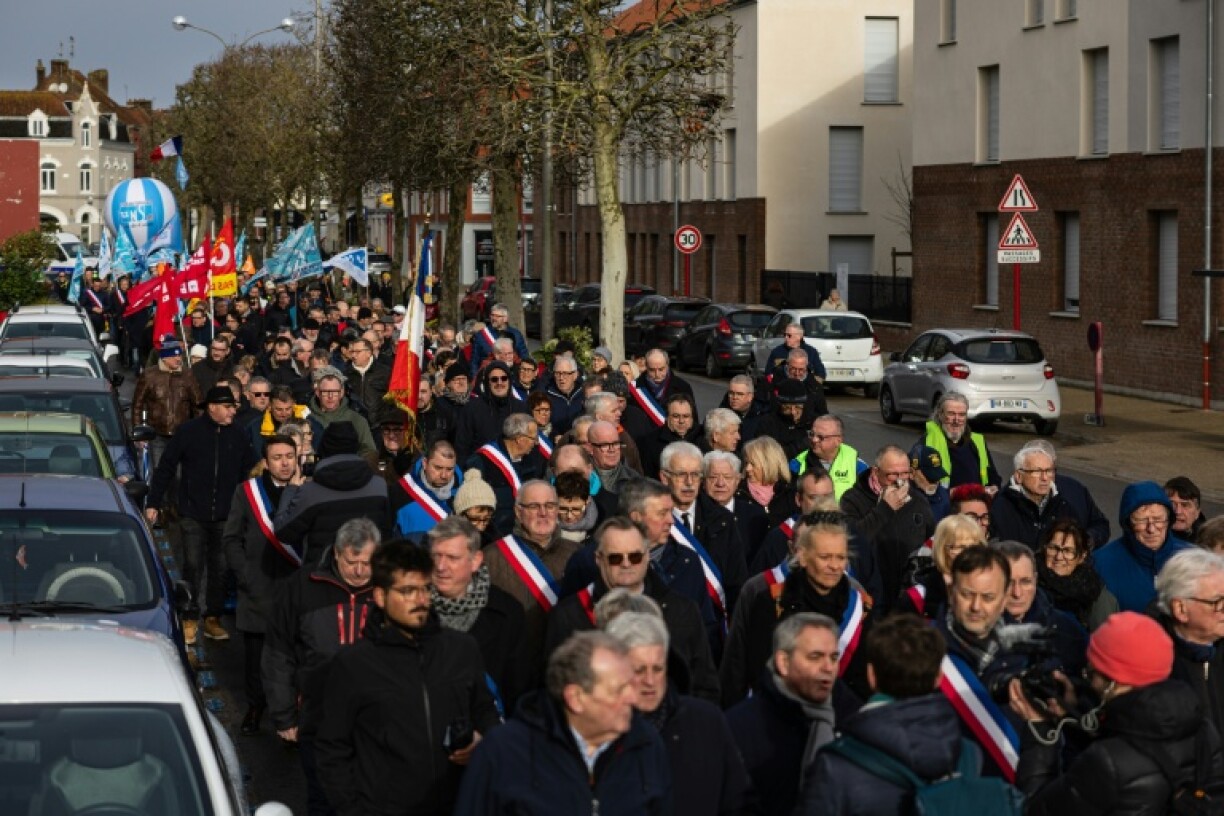 Défilé en soutien de l'entreprise Arc avec la participation d'élus locaux notamment, le 16 février 2026, dans les rues d'Arques dans le Pas-de-Calais