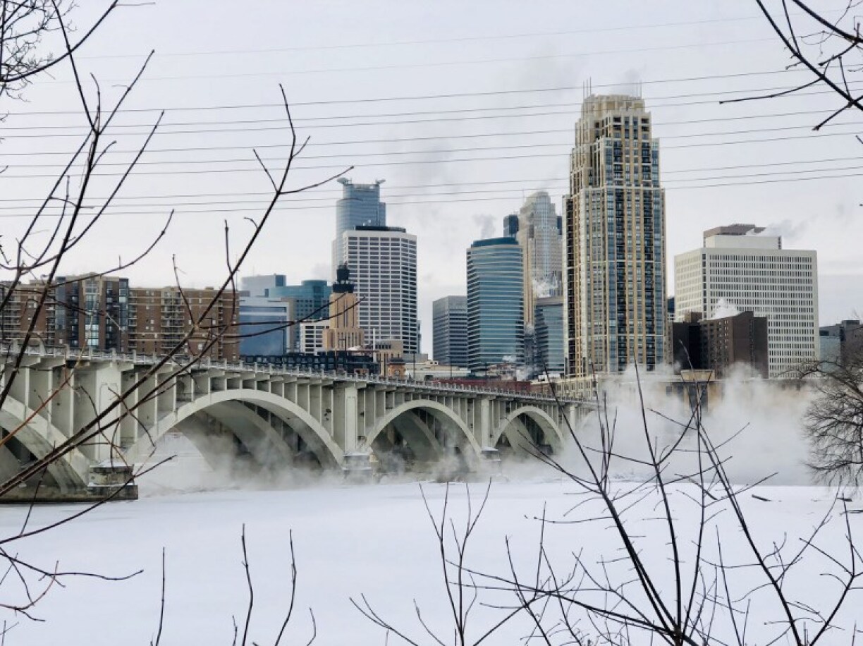 Les Saint Anthony Falls à Minneapolis sur rivière Mississippi durant le vortex polaire qui touche les USA.