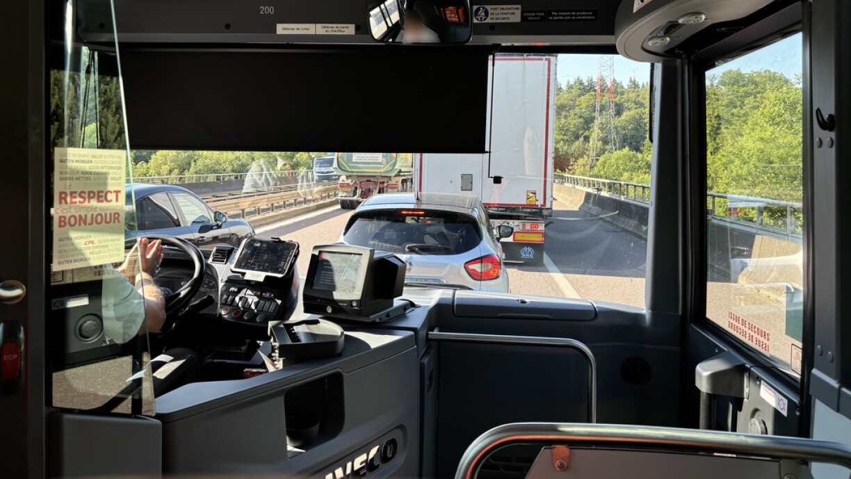 En alldeeglecht Bild: Um Wupp vun der A7 steet de Bus moies genee esou am Stau wéi d'Autoen an d'Camionen.