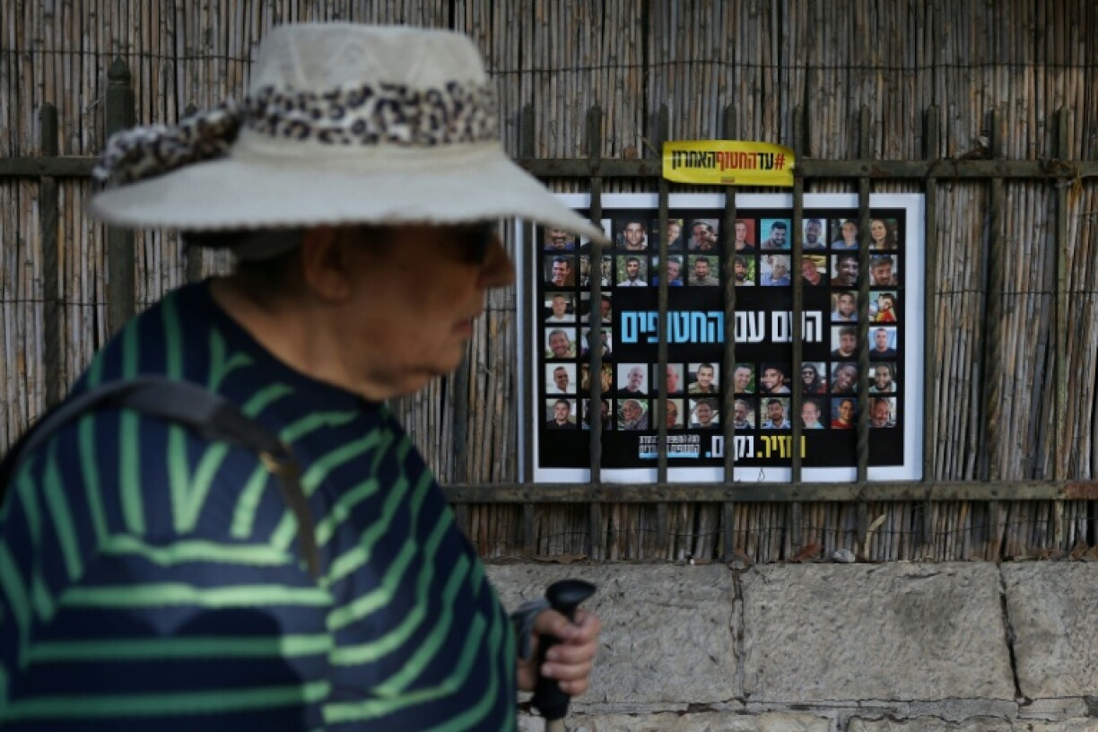 Portraits d'otages retenus dans la bande de Gaza, à Jérusalem le 28 septembre 2025