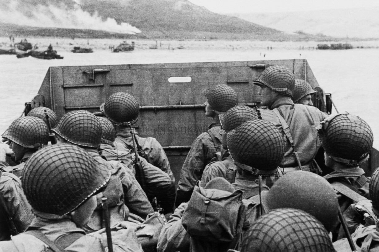 Une photo prise le 6 juin 1944 alors que des troupes américaines s'approchent de Utah Beach, pendant que les forces alliées donnent l'assaut aux plages normandes.