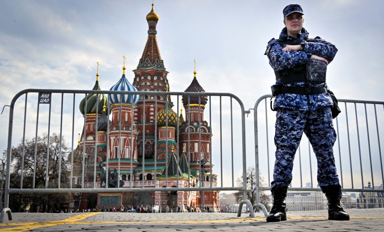 Un soldat de la Garde nationale russe (Rosgvardia) monte la garde sur la place Rouge, devant la cathédrale Saint-Basile, dans le centre de Moscou, le 1er avril 2026.