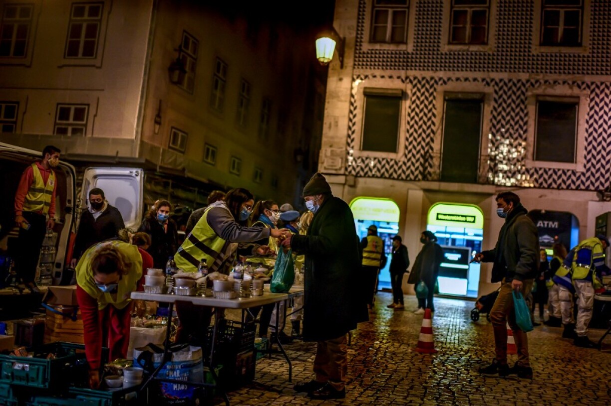 Distribution de repas et de vêtements à Lisbonne par des bénévoles.