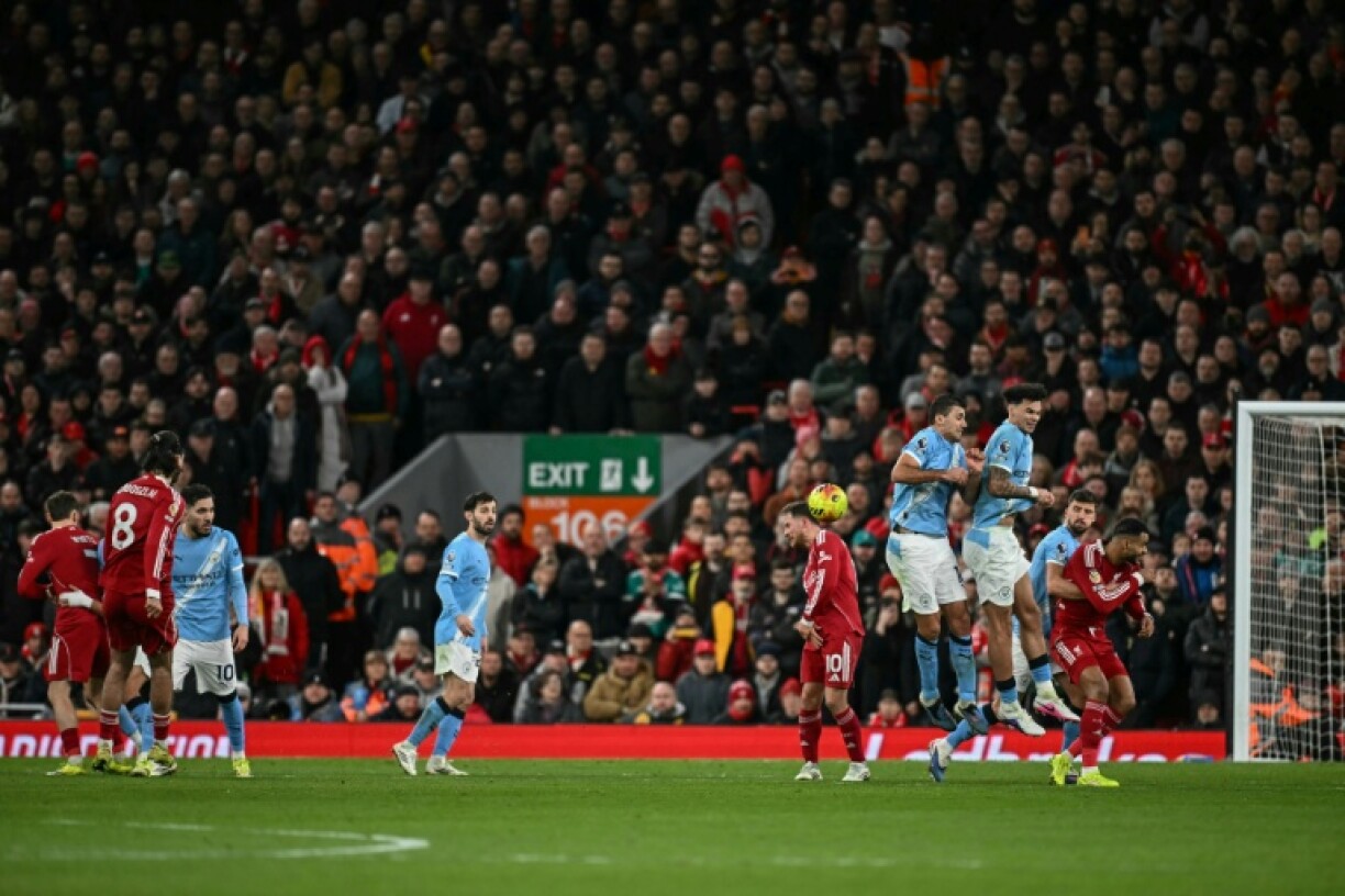 Le milieu de terrain de Liverpool Dominik Szoboszlai inscrit un but sur coup franc face à Manchester City, à Liverpool, le 8 février 2026