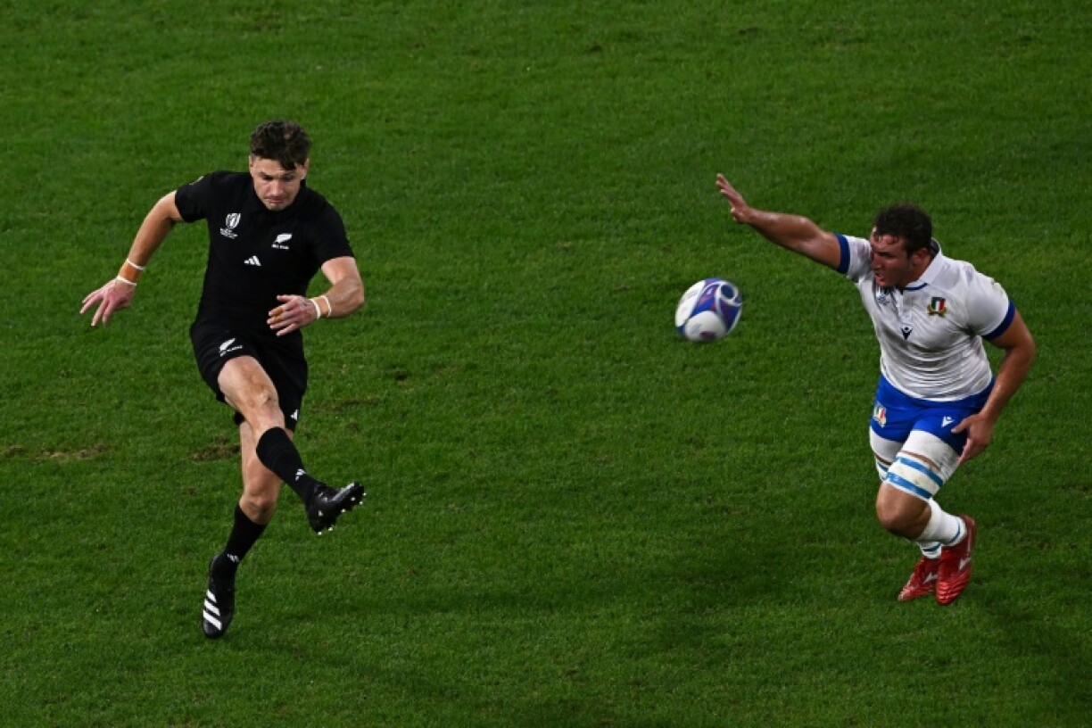 L'arrière de la Nouvelle-Zélande Beauden Barrett (à gauche) en train de dégager un ballon lors de la victoire 96-17 contre l'Italie lors de la Coupe du monde de rugby à Décines-Charpieu près de Lyon, France, le 29 septembre 2023